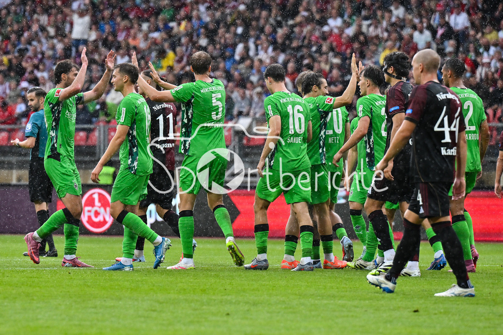 1. FC Nürnberg - Borussia Mönchengladbach | Jubel der Gladbacher nach dem Treffer zum 0-2 durch Marvin FRIEDRICH (Borussia Moenchengladbach 5) / Tor / Torschuetze / Freude / Happy / Testspiel: 1. FC Nuernberg - Borussia Mönchengladbach, Max-Morlock Stadion am 26.07.2025 / DFL REGULATIONS PROHIBIT ANY USE OF PHOTOGRAPHS AS IMAGE SEQUENCES AND/OR QUASI-VIDEO