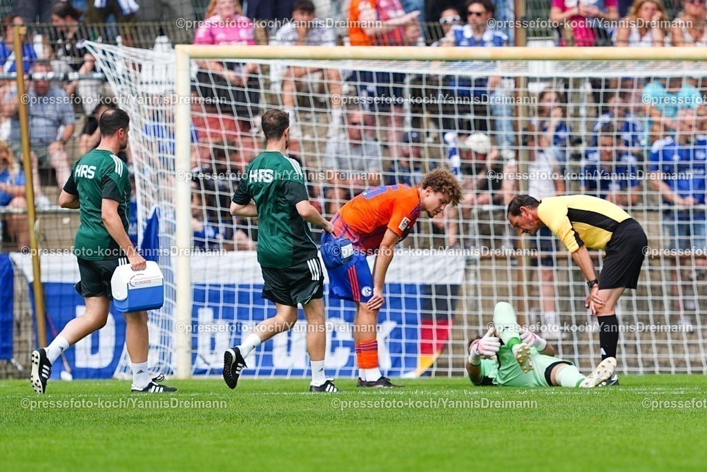 xYDR20072501013 | 20.07.2025, xydrx, Fußball, Rot Weiss Ahlen - FC Schalke 04, Testspiel, Wersestadion: Justin Heekeren (FC Schalke 04 #28) liegt am Boden, das Medizinische Personal eilt zum Spieler.