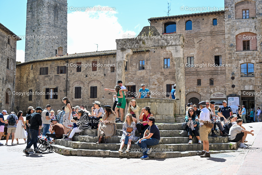 Italien_ Toskana_ San Gimignano_ 31.05.2024-30 | 31.05.2024, Italien, ITA, Toskana, San Gimignano im Bild Stadtansichten Gebäude, Architektur, Touristen, Historisch, Souvenir, Ansichten der berühmten Stadt San Gimignano in der Toskana-Italien - View of the famous town San Gimignano in Tuscany-ItalySan Gimignano ist eine italienische Kleinstadt in der Toskana mit einem mittelalterlichen Stadtkern. San Gimignano wird auch die Stadt der Türme genannt. Die Stadt liegt in der Provinz Siena. Sie gehört neben Florenz, Siena und Pisa zu den von Touristen meist besuchten Zielen in der Toskana.