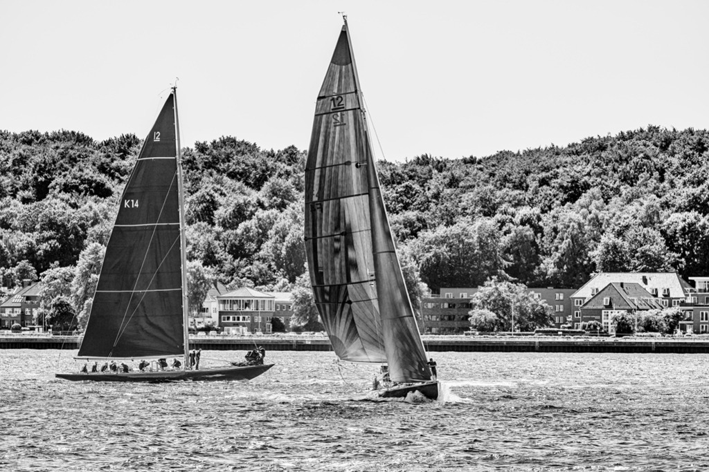 12mR Segelyachten in Kiel | Kiel-Trophy Regatten der 12mR Segelyachten in der Kieler Förde. Unter optimalen Bedingungen segeln die Yachten hier ihre Wettfahrten. Ein ausdrucksstarkes Schwarz-Weiß-Bild. — Auflösung des Originals: 8040 x 5360 px. - Realisiert mit Pictrs.com