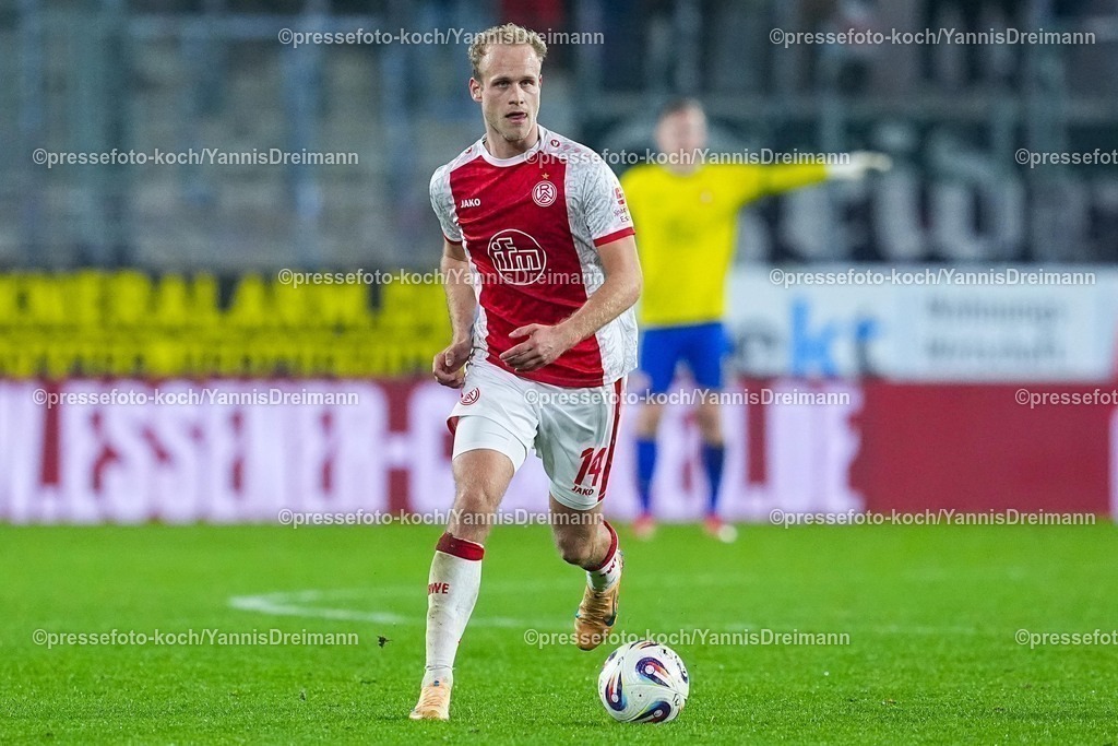 xYDRx02112502083 | 02.11.2025, xydrx, Fußball, 3.Liga, Rot-Weiss Essen - 1.FC Schweinfurt 05, Saison 2025 2026, Stadion an der Hafenstraße:  Lucas Brumme (Rot-Weiss Essen #14)  DFB regulations prohibit any use of photographs as image sequences and or quasi-video.
