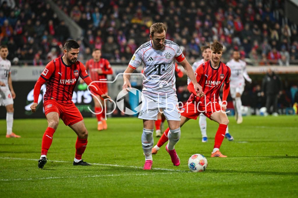 1. FC Heidenheim - FC Bayern München | HEIDENHEIM, GERMANY - 21. DECEMBER: im Duell Marnon BUSCH (1. FC Heidenheim 2) und Harry KANE (FC Bayern Munich 9) während dem Bundesligamatch zwischen dem 1. FC Heidenheim und dem FC Bayern München am 15. Spieltag in der Voith-Arena / DFL REGULATIONS PROHIBIT ANY USE OF PHOTOGRAPHS AS IMAGE SEQUENCES AND/OR QUASI-VIDEO