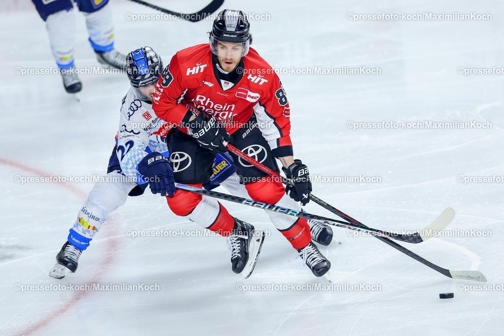 KEC04042501019 | 04.04.2025, Eishockey, DEL Play-offs, Kölner Haie - ERC Ingolstadt, Halbfinale Spiel 2, Lanxess-Arena Köln: Mathew Bodie (ERC Ingolstadt #22) im Zweikampf gegen Gregor MacLeod (Kölner Haie #89) 