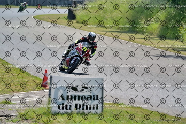 26BT02-1402 | markuskiefer.com - Realisiert mit Pictrs.com