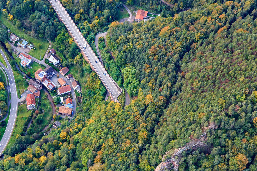 Luftbild: B10 Tunnelportal des Kostenfels-Tunnel in Rinnthal im Bundesland Rheinland-Pfalz in Deutschland. Foto: IMG_103807.jpg vom 01.10.2017 durch Werner Riehm/FLY-FOTO.de