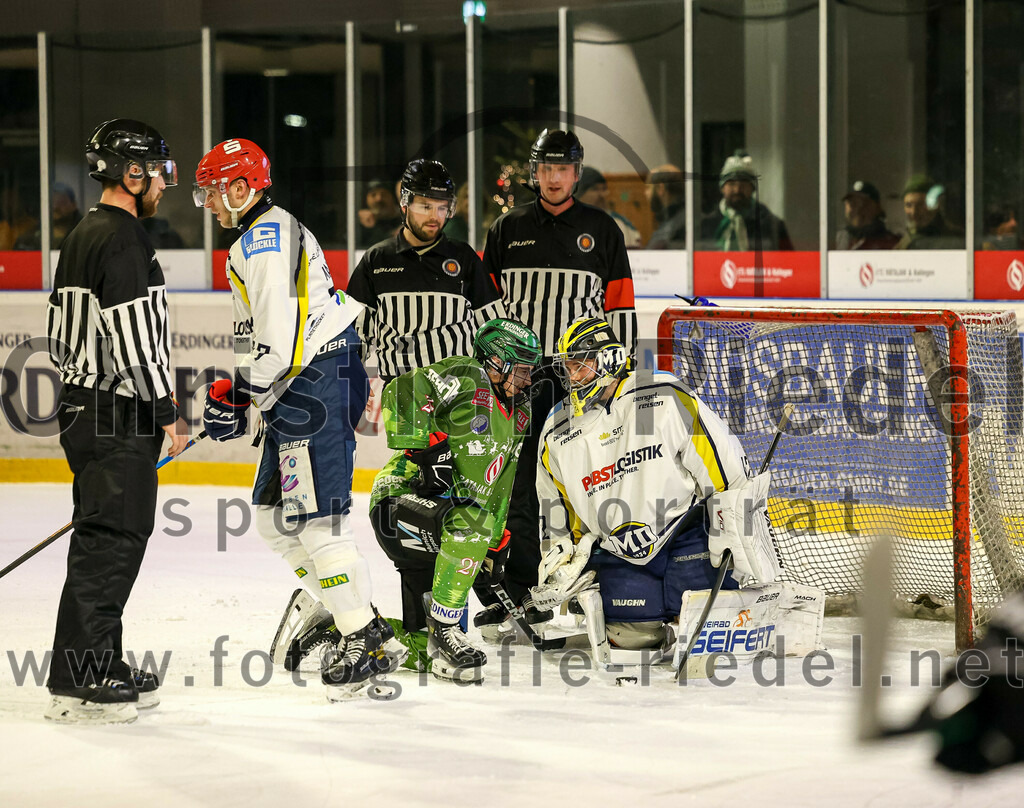 2023-12-26_133_TSV_Erding_gegen_ERV_Schweinfurt | Erding, Deutschland, 26.12.2023:
Eishockey, Bayernliga Vorrunde 2023 / 2024, 20. Spieltag, TSV Erding gegen ERV Schweinfurt, Endergebnis: 9:3

Erik Modlmayr (Erding Gladiators, #21), Torwart Benedict Roßberg (ERV Schweinfurt, #42)

Foto: Christian Riedel / fotografie-riedel.net