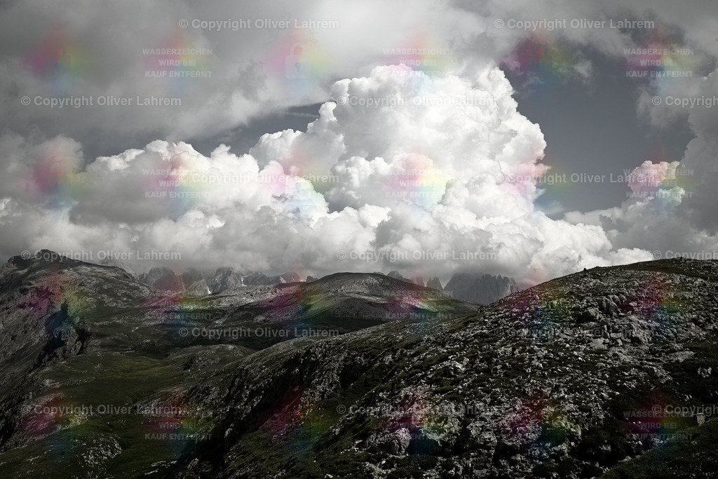Cumulus Wolken über dem Rosengarten | Ein Blick über das Schlern Plateau zum Rosengarten Massiv, bei dem sich kräftige Gewitterwolken auftürmen