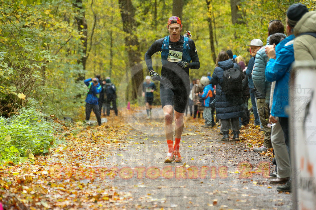 251026_1224_EX1_0301 | Sportfotografie im Rhein-Sieg Kreis, Köln, Bonn, NRW, Rheinland Pfalz, Hessen, etc. Unser Tätigkeitsfeld umfasst den Laufsport vom Volkslauf über den Marathon, Duathlon, Triathon bis zum Ultralauf wie Kölnpfad Ultra oder Schindertrail.