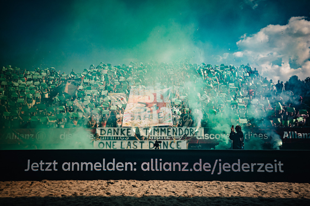 Beachvolleyball | Männer | Deutsche Meisterschaften 2025 Timmendorfer Strand | 06.09.2025 | Choreo der Fangruppe Fraktion Bräune mit der Aufschrift 33 Jahre Danke Timmendorf One Last Dance Pyrotechnik Konfetti Rauchtöpfe