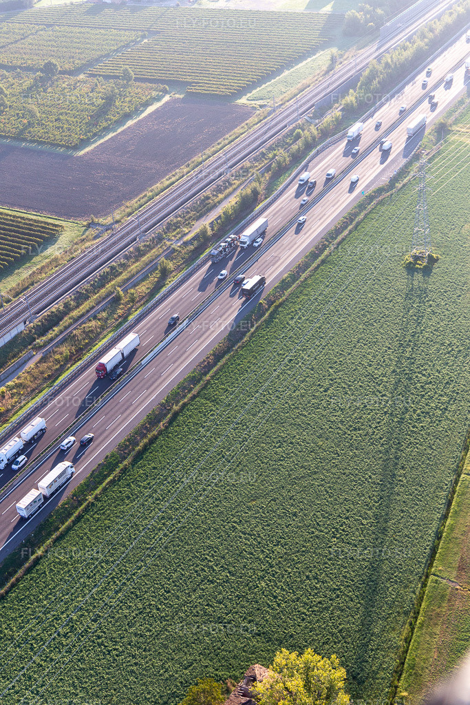 Vue aérienne: Autostrada del Sole à côté de la ligne ferroviaire à grande vitesse à San Martino in Rio dans le département Reggio Emilia, Italie. Photo: IMG_134832.jpg prise le 20/09/2022 par Werner Riehm/FLY-FOTO.eu – Résolution de l'original: 3648 x 5472 px