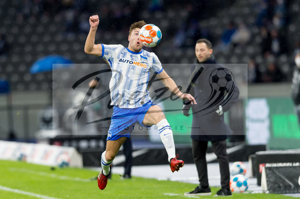 BSCRBL20220220_135 | Fussball, Herren: Fredrik Andre Bjoerkan (Hertha BSC) in Aktion, am Ball, Einzelaktion bei dem Spiel der 1. Bundesliga zwischen Hertha BSC und RB Leipzig im Olypiastadion am 20.02.2022 in Berlin, Deutschland.DFB / DFL REGULATIONS PROHIBIT ANY USE OF PHOTOGRAPHS AS IMAGE SEQUENCES AND/OR QUASI-VIDEO. - Realisiert mit Pictrs.com