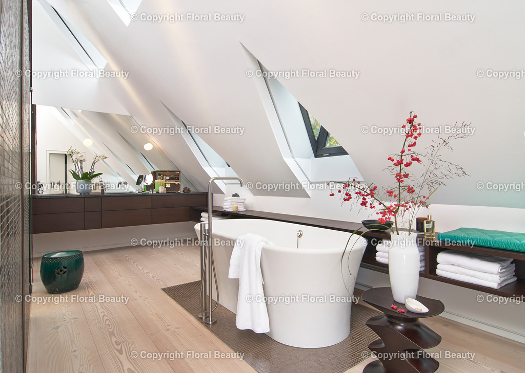 Luxusbad mit freistehender Badewanne | Luxusbad mit freistehender Badewanne, Mahagoni-Waschtisch und Dielenboden. - Realisiert mit Pictrs.com