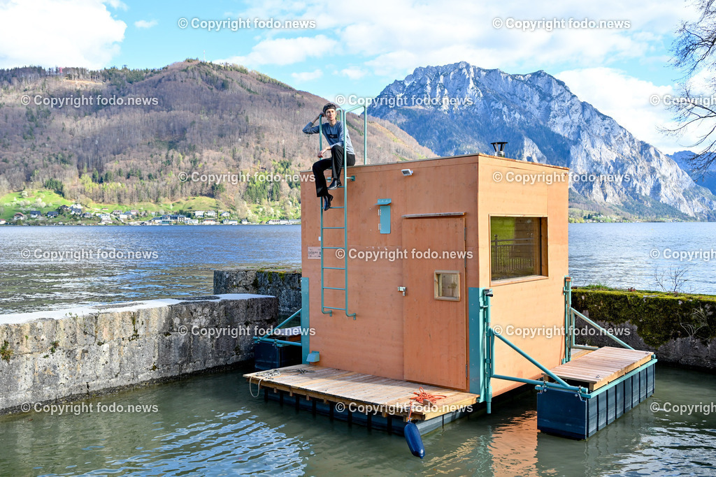 Gmunden_ Plateau Blo_ Raum am See_ 02.04.2024-4 | 02.04.2024, Gmunden, AUT, Plateau Blo, Raum am See, im Bild Simone Barlian auf der schwimmenden Sauna am Traunsee