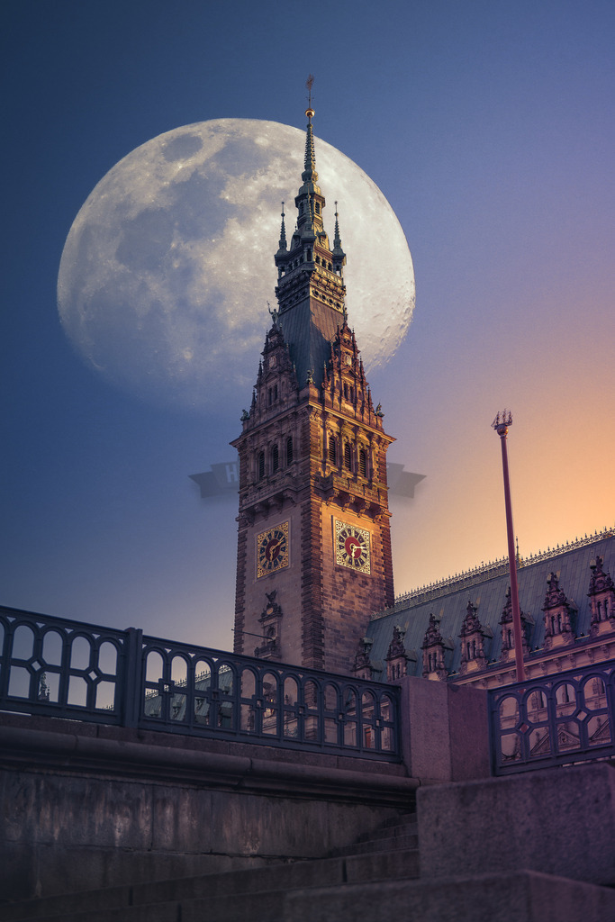 Rathaus Supermond Hamburg | Exklusive Hamburg collagen, tolle Segelbilder und viele weitere tolle Motive auf Leinwand, Poster, Alu-Dibond, u.v.m. findet Ihr bei uns auf hamburgbild.de. Findet Euer Wandbild für Euer Zuhause, Büro oder die  Praxis…. - Realisiert mit Pictrs.com
