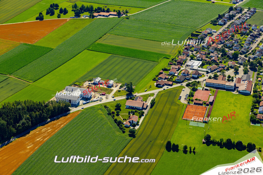 Aktuelles Luftbild von  Palling - Die Luftaufnahme wurde 2022 mittels UL-Flugzeug erstellt ( keine Drohne ) - hochauflösende Kamera-Systeme von  Canon -Beste Qualität - Für grossformatige Ausdrucke geeignet. Die Geschenkidee !