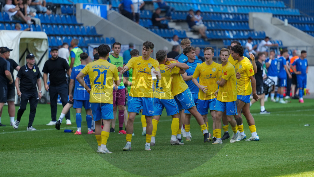 Fußball, Herren, Saison 2025/2026, Regionalliga Nordost, 3. Spieltag, 1.FC Magdeburg II vs. FSV 63 Luckenwalde, Samstag 09.08.2025, Avnet Arena Magdeburg | Fußball, Herren, Saison 2025/2026, Regionalliga Nordost, 3. Spieltag, 1.FC Magdeburg II vs. FSV 63 Luckenwalde, Samstag 09.08.2025, Avnet Arena Magdeburg, Im Bild: Jubel beim FSV 63 Luckenwalde nach Spielende über den Auswärtssieg. - Realisiert mit Pictrs.com