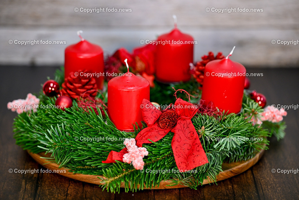 Adventkranz_ 26.11.2024-9 | 26.11.2024, Linz, AUT, Advent, im Bild Adventkranz, Kranz, Kerzen, Weihnachtszeit, Vorweihnachtszeit, Brauchtum, Zweige, Schmuck, besinnlich, froehlich, Winter, Feuer, Flamme, Tradition, Dekoration, Schmuck, schmuecken, dekorieren, festlich, traditionell, festlich, Fest