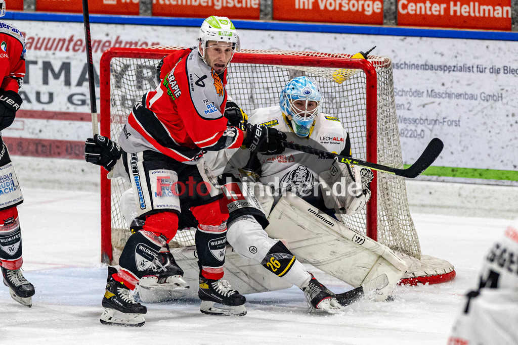 TSV Peißenberg Miners vs EA Schongau Mammuts | Eishockey Bayernliga 2023/2024, TSV Peißenberg Miners vs EA Schongau Mammuts, 20231215,
Gedrängel vor dem Tor mit Dominic KRABBAT (Miners 87),
2023-12-15 in Peißenberg (Eisstadion)
80 Xaver NAGEL (Mammuts Goali 80), 87 Dominic KRABBAT (Miners 87), 26 Jan MÜLLER (Mammuts 26)
Copyright: WolfgangxLindner 