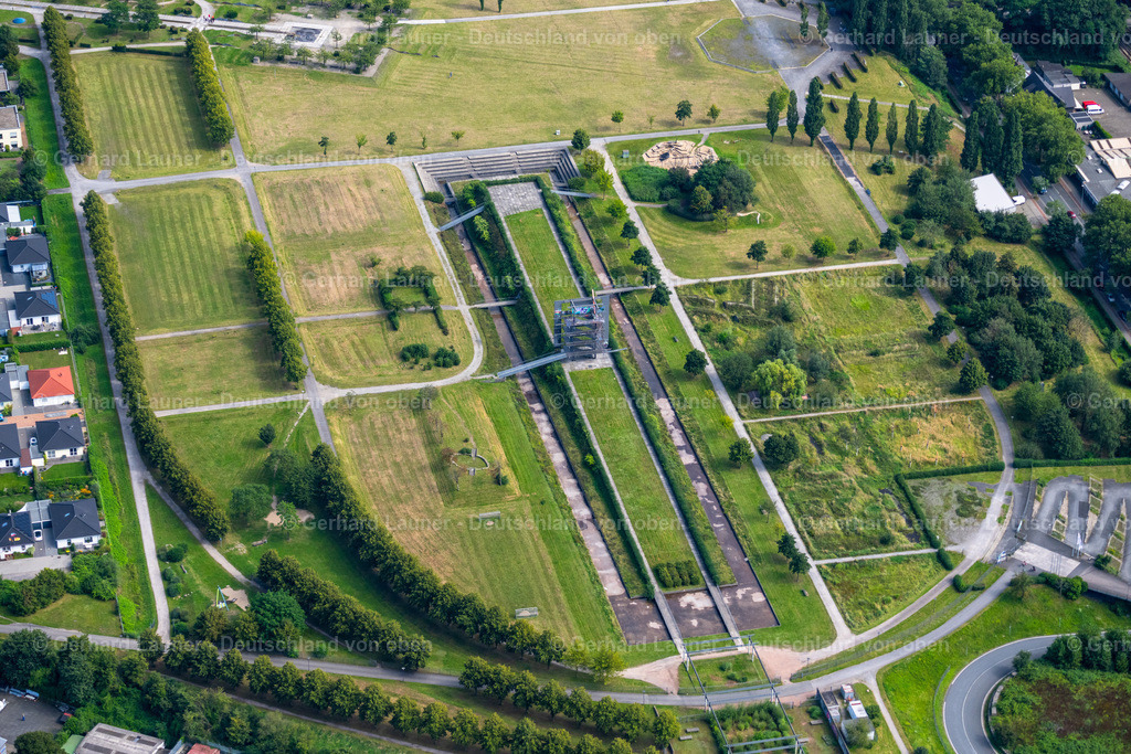 4050183 | OBERHAUSEN 25.08.2021 Parkanlage OLGA-Park auf dem Gelände der ehemaligen Zeche " Osterfeld " in Oberhausen im Bundesland Nordrhein-Westfalen, Deutschland. // Park OLGA-Park on the site of the former coal mine "Osterfeld" in Oberhausen in the state of North Rhine-Westphalia, Germany. Foto: Gerhard Launer