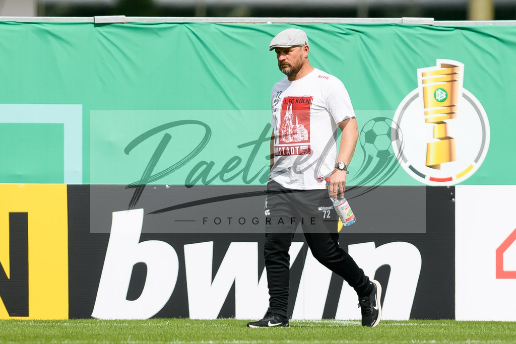 JENKOE20210808_113 | Fussball, Herren: Trainer Steffen Baumgart (1. FC Koeln) schaut beim Spiel der 1. Runde im DFB-Pokal zwischen FC Carl Zeiss Jena und 1. FC Koeln im Ernst-Abbe-Sportfeld am 08.08.2021 in Jena, Deutschland.DFB / DFL REGULATIONS PROHIBIT ANY USE OF PHOTOGRAPHS AS IMAGE SEQUENCES AND/OR QUASI-VIDEO. - Realisiert mit Pictrs.com