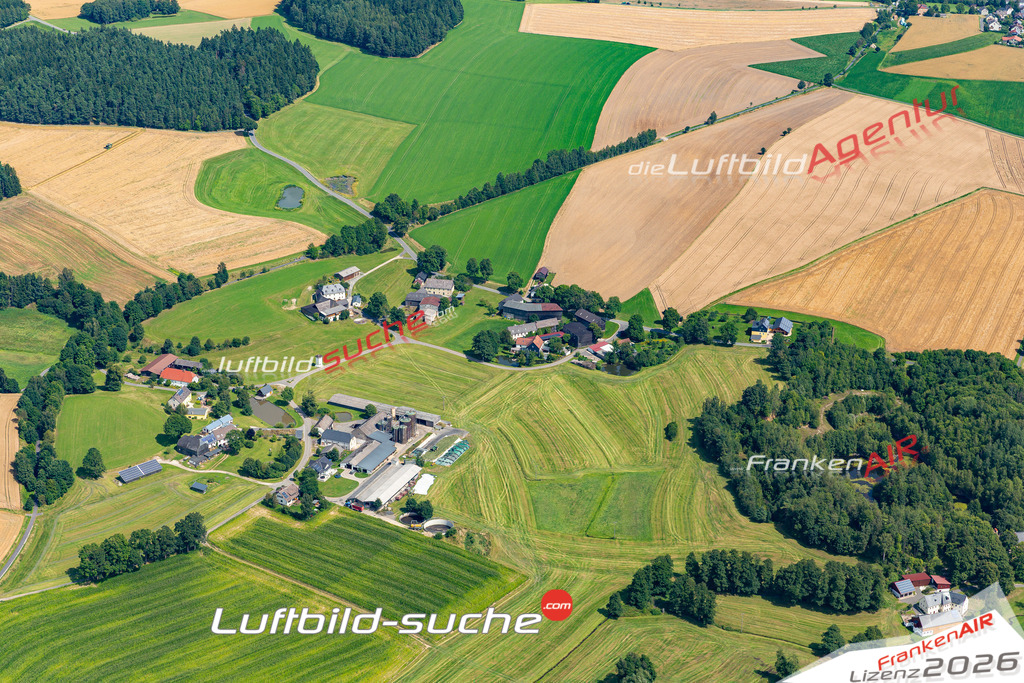 Die Luftaufnahme Sinatengrün - Wunsiedel wurde 2021 mittels Flugzeug (keine Drohne) erstellt. Hohe Auflösung -für große Poster und Wandbilder geeignet!