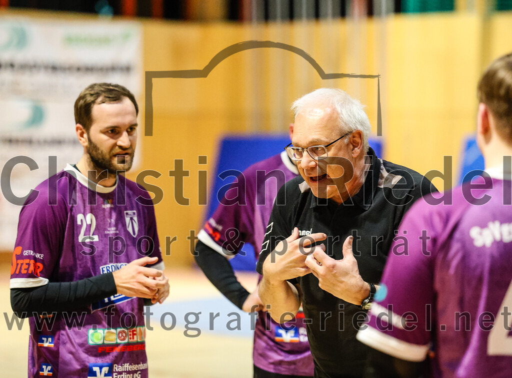 2024-03-23_061_SpVgg_Altenerding_II_gegen_ASV_Dachau_III | Erding, Deutschland, 23.03.2024:
Handball, Bezirksklasse Männer Staffel Süd West 2023 / 2024, 14. Spieltag, SpVgg Altenerding II gegen ASV Dachau III, Endergebnis: 24:32

Thomas Peteranderl (SpVgg Altenerding, #22), Trainer Alfred Lößl (SpVgg Altenerding)

Foto: Christian Riedel / fotografie-riedel.net