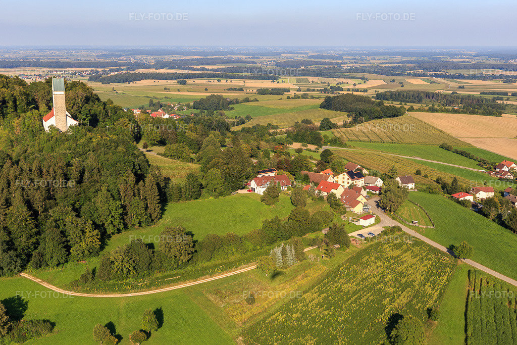 Luftbild: St. Johannes Baptist auf dem Bussen von Westen im Ortsteil Offingen in Uttenweiler im Bundesland Baden-Württemberg in Deutschland. Foto: IMG_128792.jpg vom 03.09.2021 durch Werner Riehm/FLY-FOTO.deOffingen-Bussenkirche - Seelsorgeeinheit Bussen