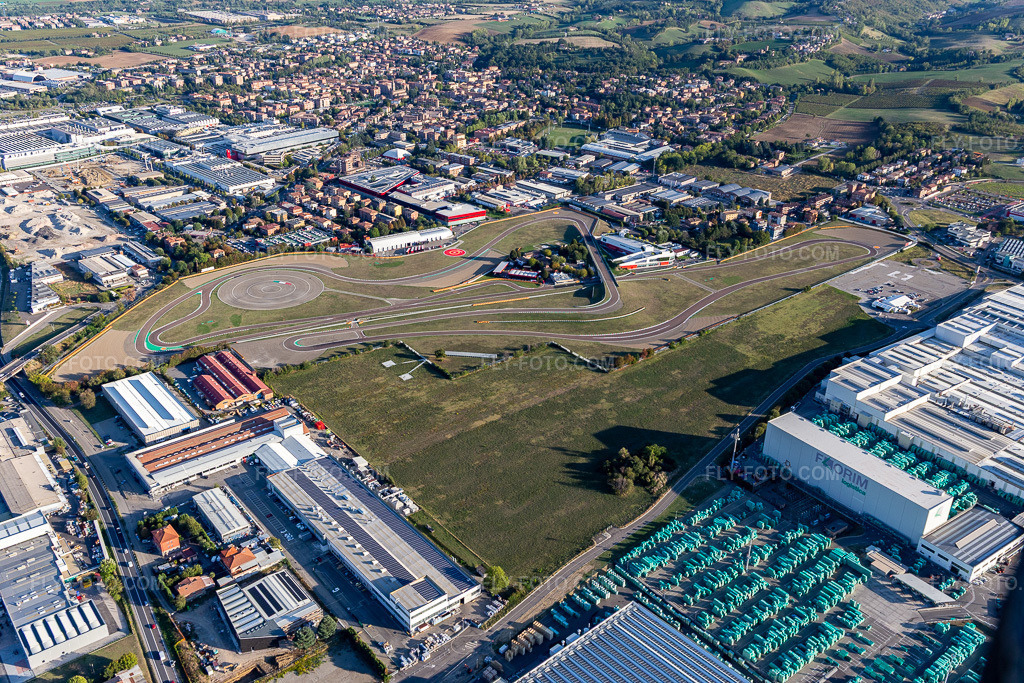 Aerial view: Formula 1 race track of Ferrari, Pista di Fiorano, Circuito di Fiorano in Fiorano Modenese in the state Modena, Italy. – Photo: IMG_134584.jpg taken on 09/19/2022 by Werner Riehm/FLY-FOTO.com – Resolution of the original: 5472 x 3648 px – WWW.FERRARI.COM