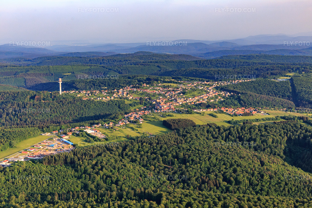 Aerial view: View of the town from the west in Goetzenbruck in the state Moselle, France. – Photo: IMG_107254.jpg taken on 05/18/2018 by Werner Riehm/FLY-FOTO.com – Resolution of the original: 5472 x 3648 px