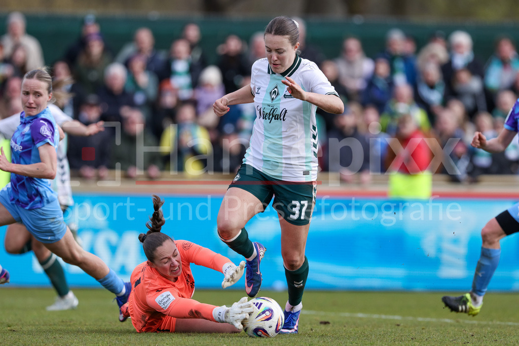 Fussball, Google Pixel Frauen-Bundesliga, SV Werder Bremen - SGS Essen | v.li.: Luisa Palmen (Torhüterin, Torwart, SGS Essen, 21) und Mara Alber (SV Werder Bremen, 37) im Zweikampf, Duell, Dynamik, Aktion, Action, Spielszene, DIE DFB-RICHTLINIEN UNTERSAGEN JEGLICHE NUTZUNG VON FOTOS ALS SEQUENZBILDER UND/ODER VIDEOÄHNLICHE FOTOSTRECKEN. DFB REGULATIONS PROHIBIT ANY USE OF PHOTOGRAPHS AS IMAGE SEQUENCES AND/OR QUASI-VIDEO.