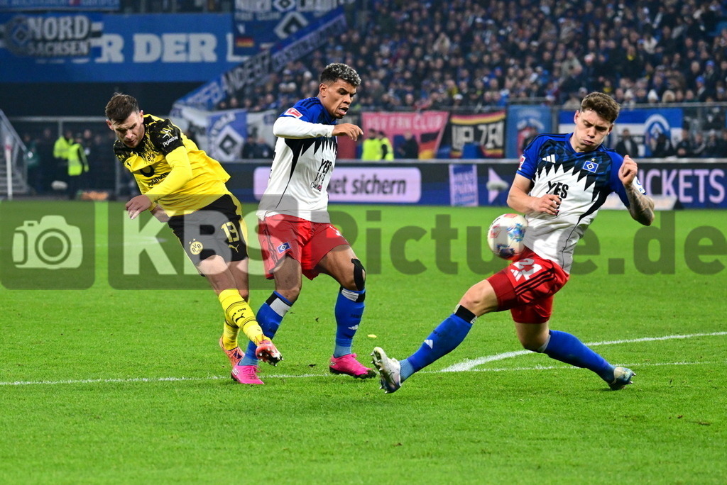 KBS Picture_HSV-Dortmund_065 | v.l. Gross Pascal (Bor. Dortmund) , Koenigsdoerffer Ransford-Yeboah (HSV) , Remberg Nicolai (HSV) ,Sportplatz :  Volksparkstadion, - Realisiert mit Pictrs.com