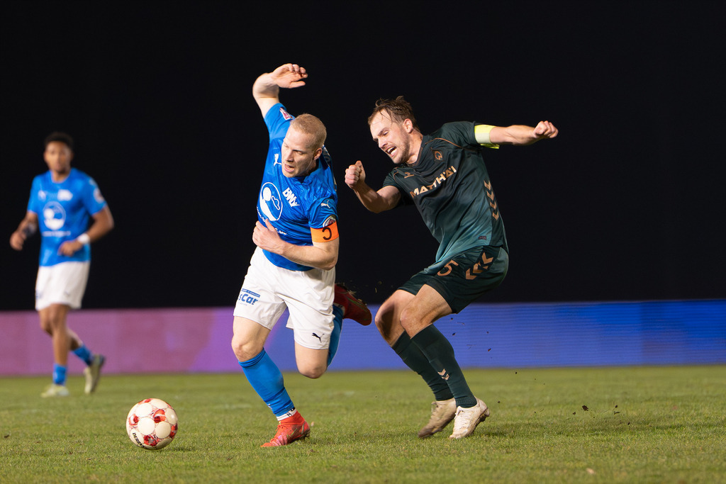 Fußball I Herren I Saison 2025-2026 I Regionalliga Nord I 25. Spieltag I TuS Blau-Weiß Lohne - Werder Bremen II I 5787 | /Thorsten Tönnies (21, TuS BW Lohne) und Cimo Röcker (5, SV Werder Bremen II) - Realisiert mit Pictrs.com