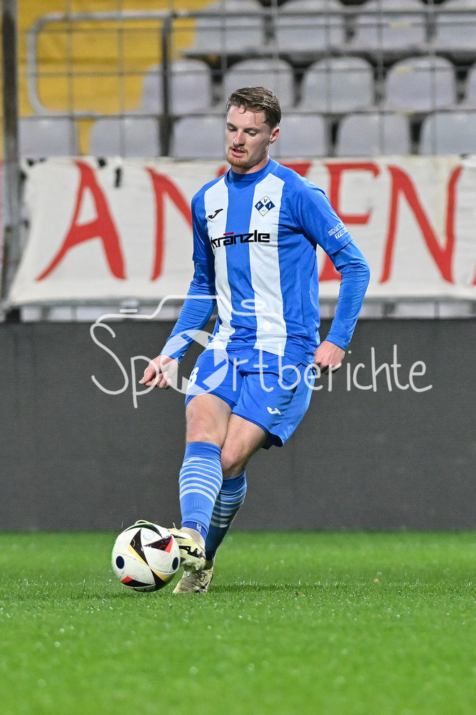 FC Bayern Amateure - FV Illertissen | am Ball Maximilian NEUBERGER (FV Illertissen #38) / Freisteller / Einzelfoto