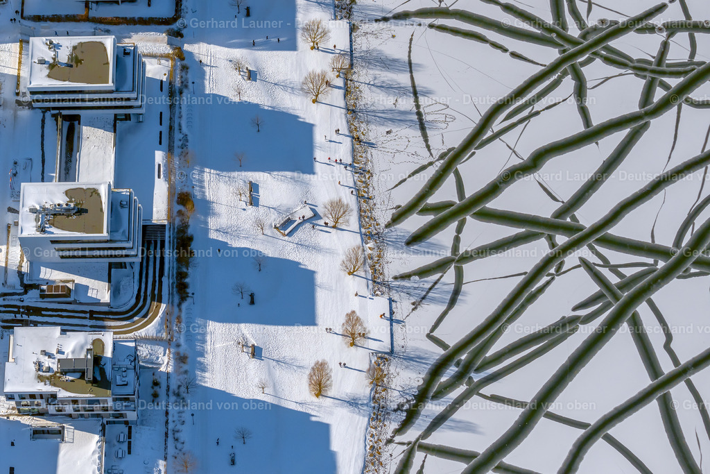 4043874 | DORTMUND 13.02.2021 Winterlich schneebedeckte Spuren auf der gefrorenen und mit Eis bedeckte Wasseroberfläche " Phoenix-See " im Ortsteil Hörde in Dortmund im Ruhrgebiet im Bundesland Nordrhein-Westfalen, Deutschland. // Wintry snowy traces on the frozen and ice-covered water surface " Phoenix-See " in the district Hoerde in Dortmund at Ruhrgebiet in the state North Rhine-Westphalia, Germany. Foto: Gerhard Launer