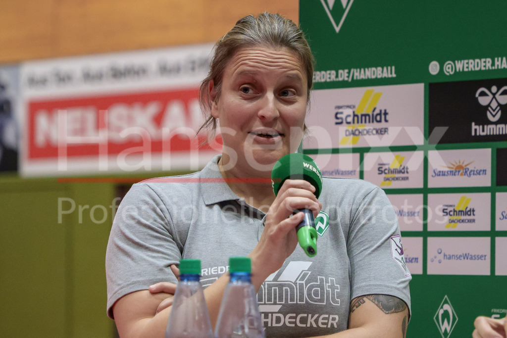 Handball, 2. Bundesliga Frauen, SV Werder Bremen - HC Rödertal | Renee Verschuren (Trainerin, Cheftrainerin, SV Werder Bremen) während der Pressekonferenz nach dem Spiel, Portrait, Nahaufnahme, Einzelfoto, Einzelbild