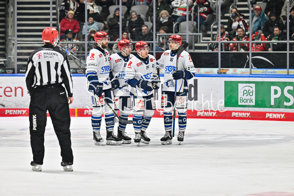 Augsburger Panther - Schwenninger Wild Wings | AUGSBURG, GERMANY - 02. JANUARY: Jubel der Wild Wings nach dem Treffer zum 1-4 durch Jordan SZWARZ (Schwenninger Wild Wings 14) / Tor / Torschuetze / Freude / Happy während dem Match zwischen den Augsburger Panthern und den Schwenninger Wild Wings am 35. Spieltag der Penny DEL im Curt Frenzel Stadion