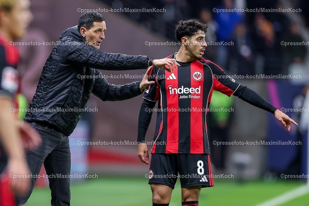 SGE30112501057 | 30.11.2025, Fußball, Eintracht Frankfurt - VfL Wolfsburg, 1. Fußball Bundesliga, 12. Spieltag, Deutsche-Bank-Park (Frankfurt am Main), Saison 2025 2026: Cheftrainer Dino Toppmöller (Eintracht Frankfurt #hc) gestikulierend am Spielfeldrand  neben Fares Chaïbi&nbsp;(Eintracht Frankfurt #08)  DFB Regulations prohibit any use of photographs as image sequences and or quasi-video.