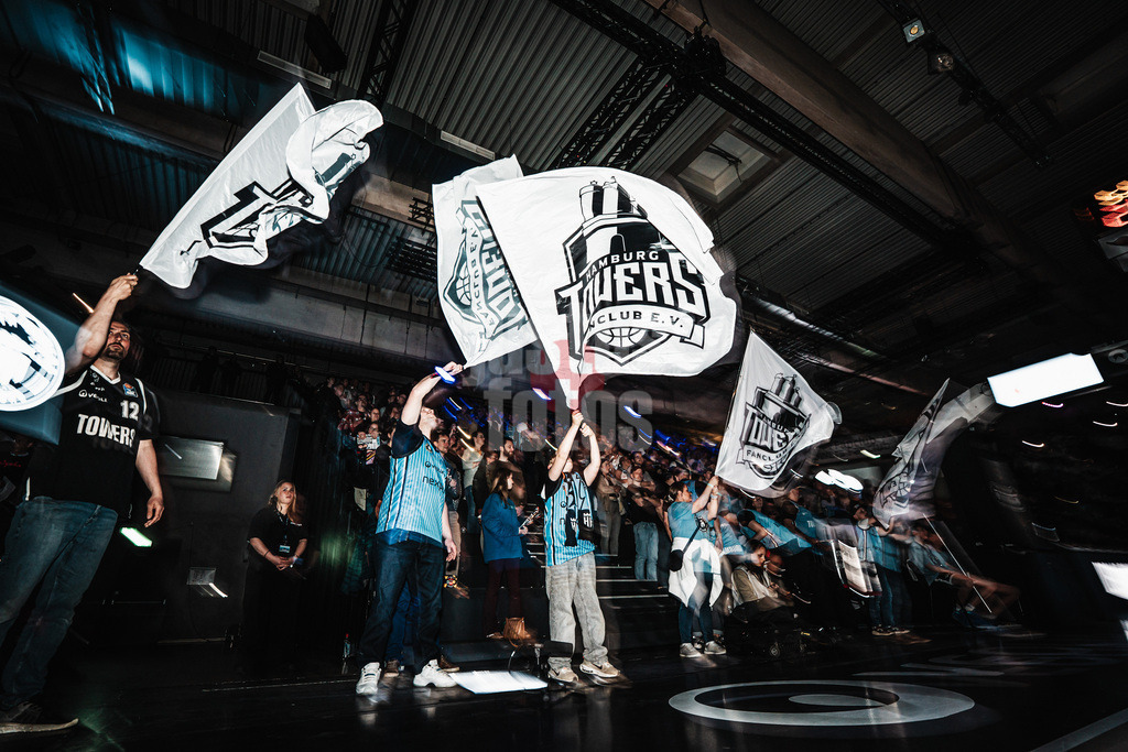 Basketball | Männer | Saison 2025/2026 | easyCredit Basketball Bundesliga | 13. Spieltag | Veolia Towers Hamburg vs. Rostock Seawolves | 22.04.2026 | Der Towers Fanclub schwenkt Flaggen beim Einlauf des Teams