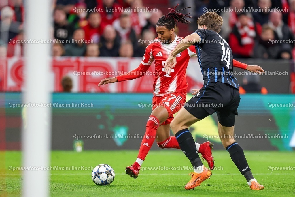 UCL22102501042 | 22.10.2025, Fußball, UEFA Champions League, FC Bayern München - Club Brügge, Allianz Arena, Saison 2025 2026: Michael Olise (FC Bayern Muenchen #17) im Zweikampf gegen  Bjorn Meijer (Club Bruegge #14) Regulations prohibit any use of photographs as image sequences and or quasi-video.