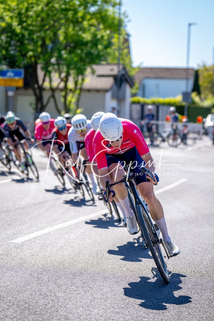 Spurt in den Mai 2026 - Großer Preis der Sparkasse Neuss | Annual one-day road cycling race "Großer Preis der Sparkasse Neuss" held in Büttgen, Germany, organized by VfR Büttgen 1912 e.V. The event features multiple races across all age categories from U11 youth to Elite men. - Realisiert mit Pictrs.com