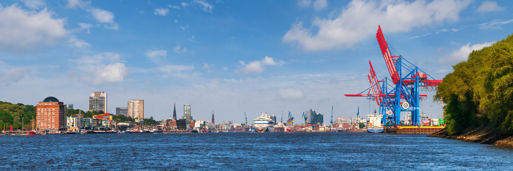 10230512 - Panoramablick über die Elbe | Blick über die Elbe auf die Skyline von Hamburg von Övelgönne bis zur Elbphilharmonie und den Hamburger Hafen.

Bestellen Sie dieses Hamburg Panorama-Motiv als Wandbild oder Poster in vielen Ausführungen und Formaten. Zur Auswahl gelangen Sie über "Bestellen".