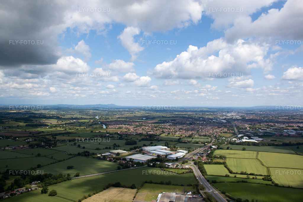Vue aérienne: Vue de la ville à Little Haresfield dans le département Angleterre, Grande Bretagne. Photo: IMG_40796(39766).jpg prise le 11/06/2011 par Werner Riehm/FLY-FOTO.eu – Résolution de l'original: 4752 x 3168 px