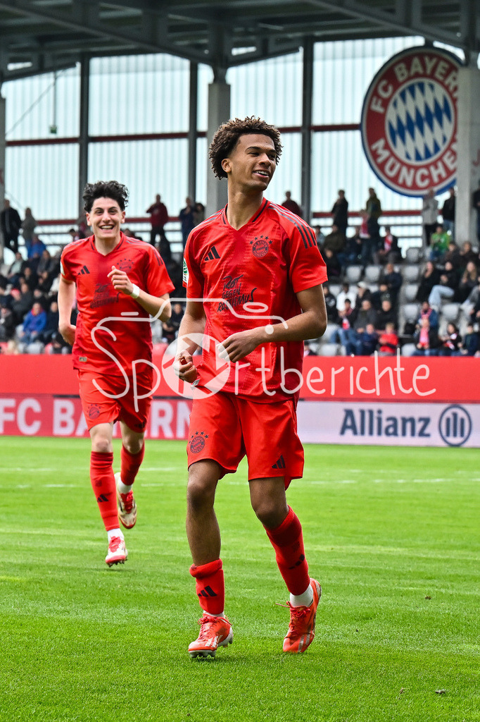 FC Bayern München U19 - VfL Wolfsburg U19 | Jubel der Bayern nach dem Treffer zum 1-0 durch Sadiki CHEMWOR (FC Bayern U19 #15) / Tor / Torschuetze / Freude / Happy / U19 DFB Nachwuchsliga Endrunde: FC Bayern Muenchen - VfL Wolfsburg, FC Bayern Campus am 26.04.2025