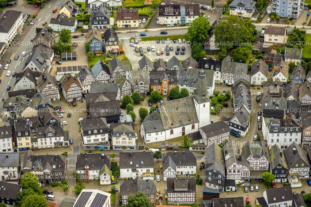 BadLaasphe240709545 | Luftbild, evang. Stadtkirche und Kirchplatz im Ortszentrum mit historischen Fachwerkhäusern, grüne Bäume, Bad Laasphe, Wittgensteiner Land, Nordrhein-Westfalen, Deutschland