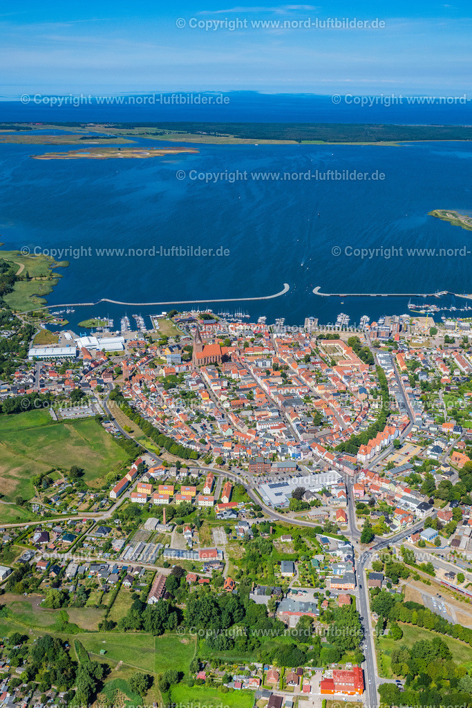 Barth_ELS_8729100822 | BARTH 10.08.2022 Altstadtbereich und Innenstadtzentrum am Küstenverlauf der Ostsee in Barth im Bundesland Mecklenburg-Vorpommern, Deutschland. Weiterführende Informationen bei: Stadt Barth. // Old Town area and city center on the coast of the Baltic Sea in Barth in the state Mecklenburg - Western Pomerania, Germany. Further information at: Stadt Barth. Foto: Martin Elsen