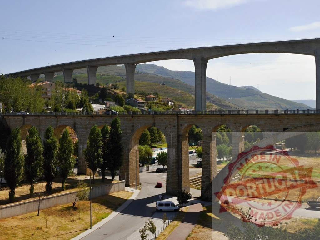 Peso da Régua bridges showing old and new architecture | Two bridges in Peso da Régua crossing a valley, featuring ancient stone arches and a modern concrete highway viaduct - Realisiert mit Pictrs.com