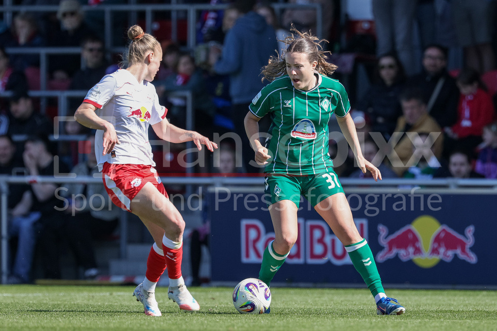 Fussball, Google Pixel Frauen-Bundesliga, RB Leipzig - SV Werder Bremen | v.li.: Victoria Krug (RB Leipzig, 20) und Mara Alber (SV Werder Bremen, 37) im Zweikampf, Duell, Dynamik, Aktion, Action, Spielszene, DIE DFB-RICHTLINIEN UNTERSAGEN JEGLICHE NUTZUNG VON FOTOS ALS SEQUENZBILDER UND/ODER VIDEOÄHNLICHE FOTOSTRECKEN. DFB REGULATIONS PROHIBIT ANY USE OF PHOTOGRAPHS AS IMAGE SEQUENCES AND/OR QUASI-VIDEO.