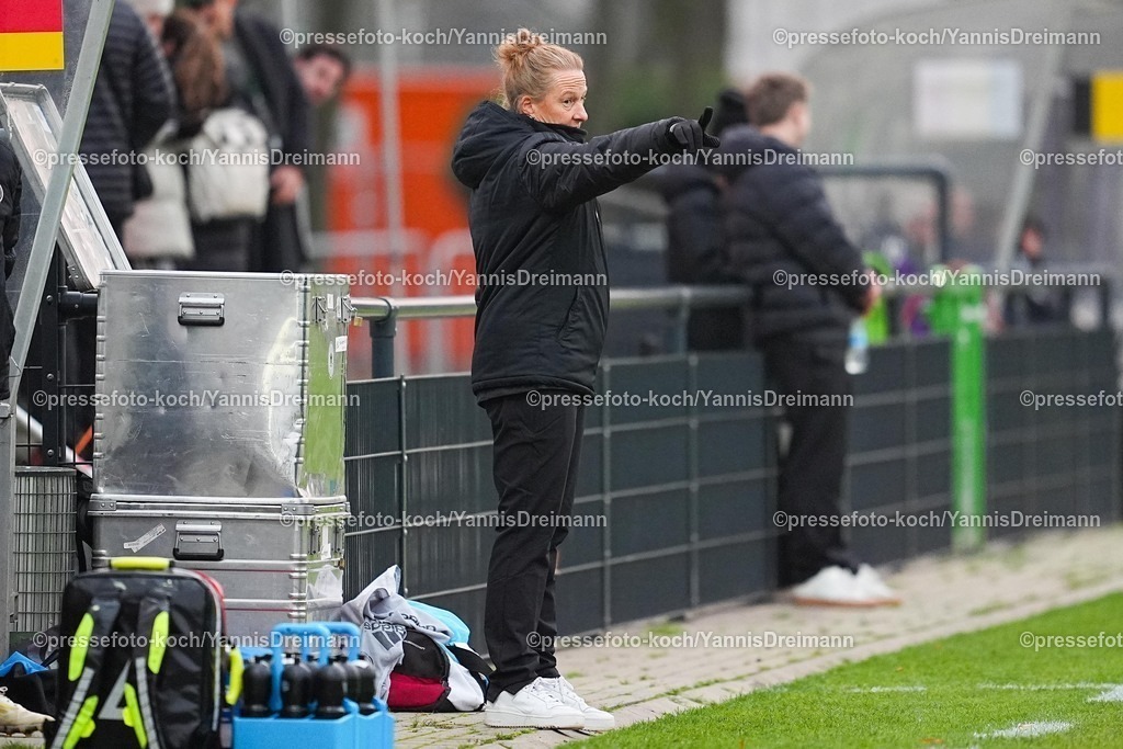 xYDRx26112502059 | 26.11.2025, xydrx, Fußball, Länderspiel, EM-Qualifikation U19-Frauen, Belgien - Deutschland, Sportschule Wedau: Melanie Behringer (Trainerin U19 Frauen Deutschland)