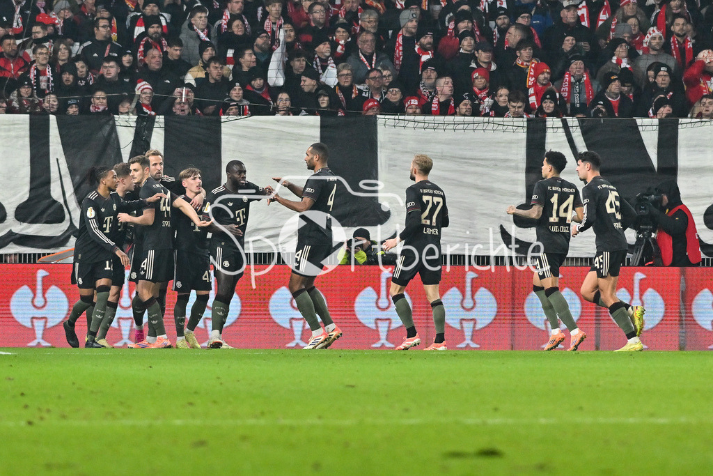 1. FC Union Berlin - FC Bayern München | BERLIN, GERMANY - 03. DECEMBER: Jubel der Gäste nach dem Treffer zum 0-1 Tor / Torschuetze / Freude / Happy während dem Match zwischen dem 1. FC Union Berlin und dem FC Bayern München beim Achtelfinale des DFB-Pokales im Stadion an der alten Försterei