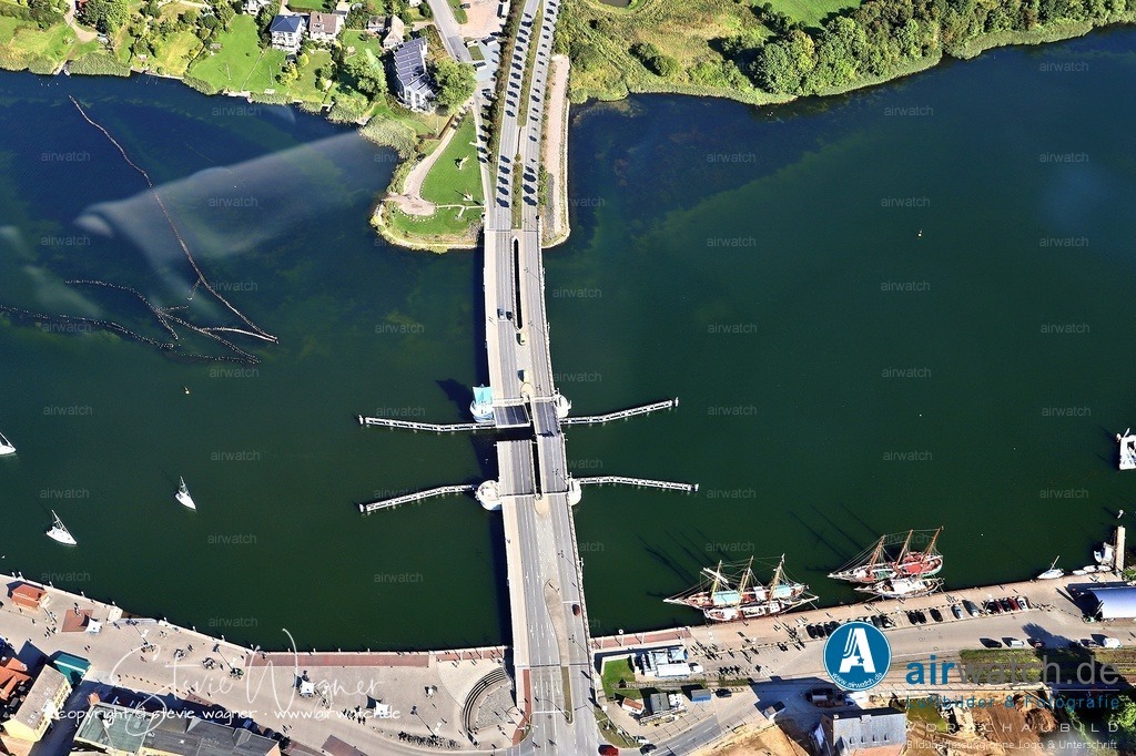 Luftbild Kappeln an der Schlei - Der letzte noch aktive Heringszaun Europas | In Kappeln selbst gibt es einige interessante Sehenswürdigkeiten: Museumshafen: Tauche in die maritime Geschichte der Region ein und entdecke Modelle und Artefakte der lokalen Schifffahrt. Heringszaun: Der letzte noch aktive Heringszaun Europas bietet einen Einblick in eine alte Fischfangmethode